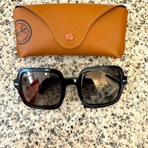 Black Ray Ban Polarized Sunnies!
